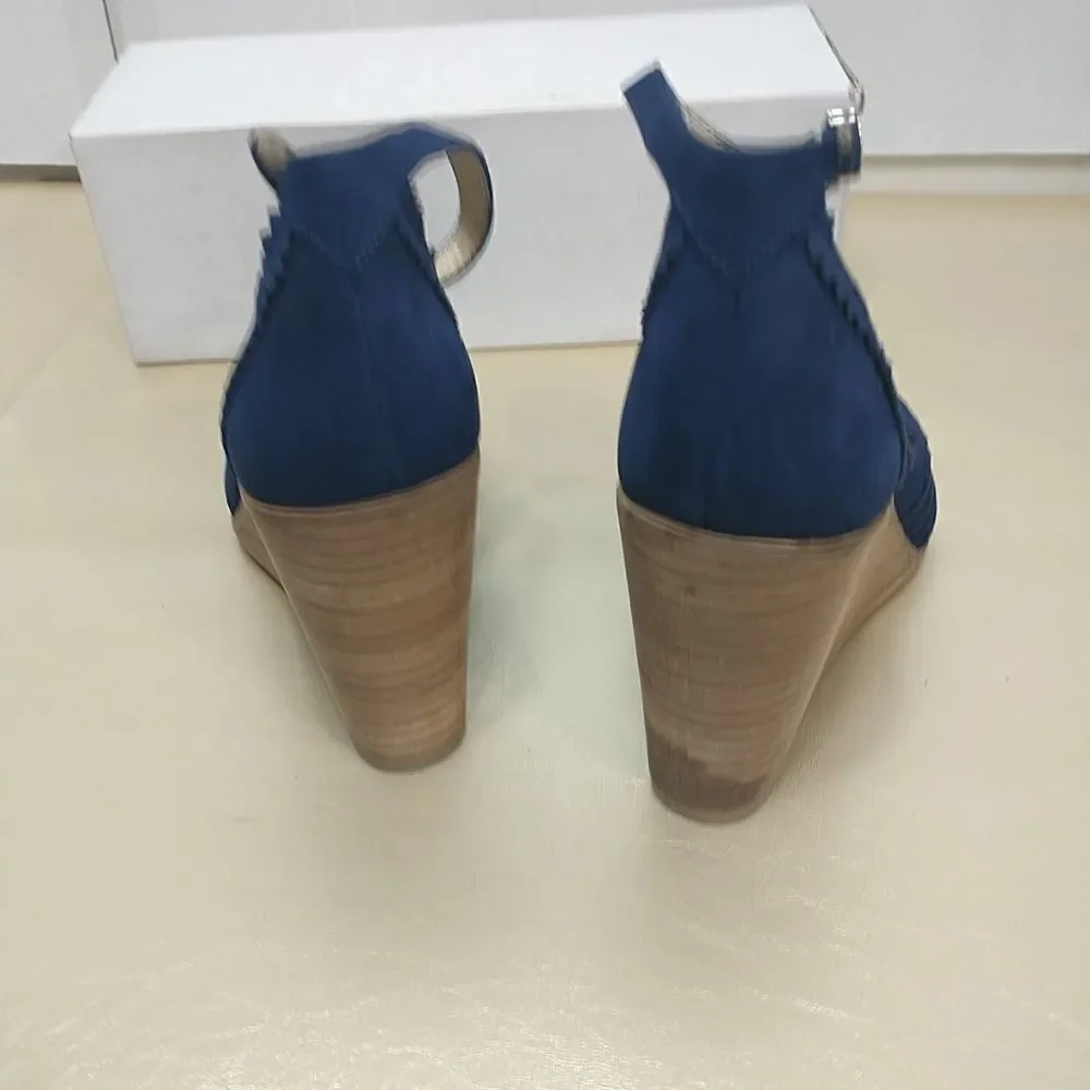 Vince Camuto Dovina Heels Woman's SZ 5M Blue . Condition is Pre-owned